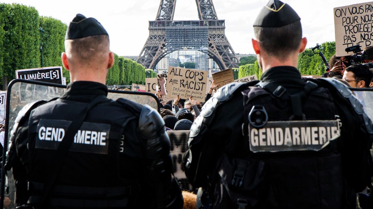 Skandál francouzských policistů. V tajné skupině psali rasistické komentáře